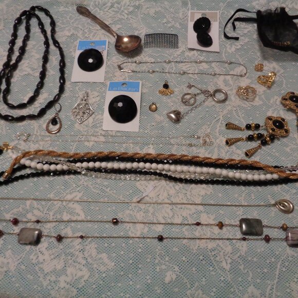 VINTAGE RETRO JEWELRY & PARTS BUTTONS SECRET BAG OLD SPOONJJ ETC. LOT - Picture 2 of 9